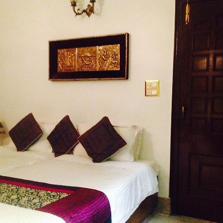 Master Bed And Breakfast New Delhi Room photo