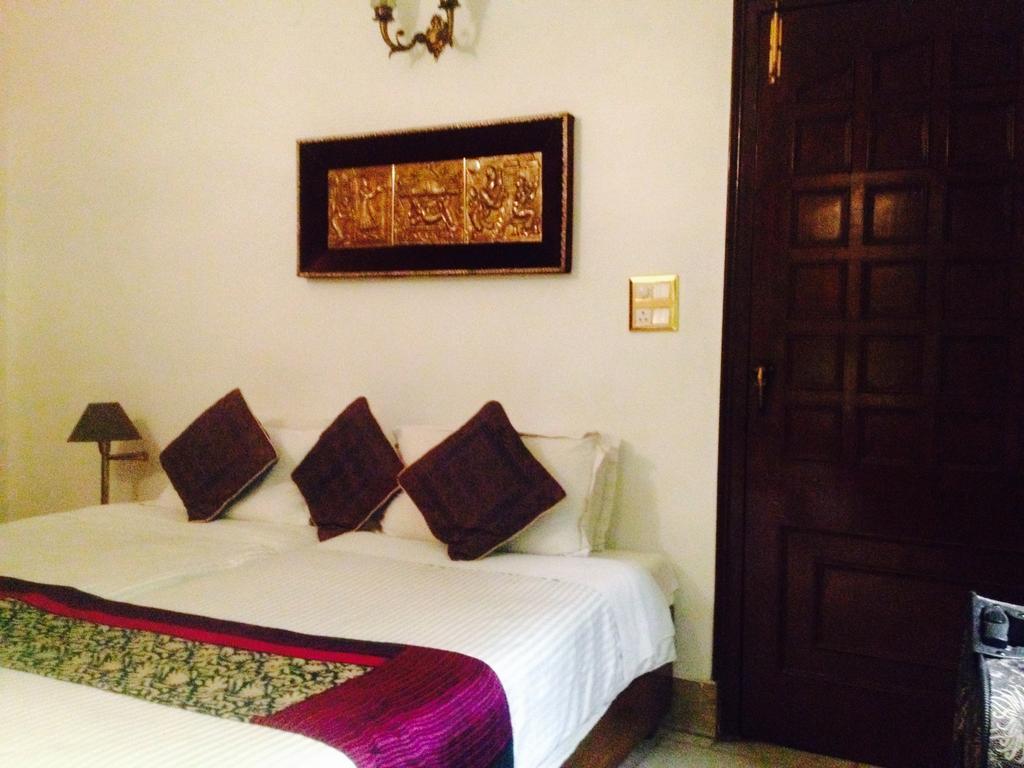 Master Bed And Breakfast New Delhi Room photo